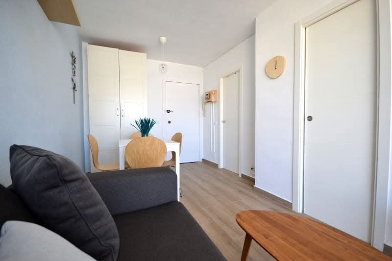 LARGA TEMPORADA . SE ALQUILA DESDE 1.12.25 BONITO APARTAMENTO CON VISTAS AL MAR EN 1ª LINEA DE PLAYA EN BENALMADENA