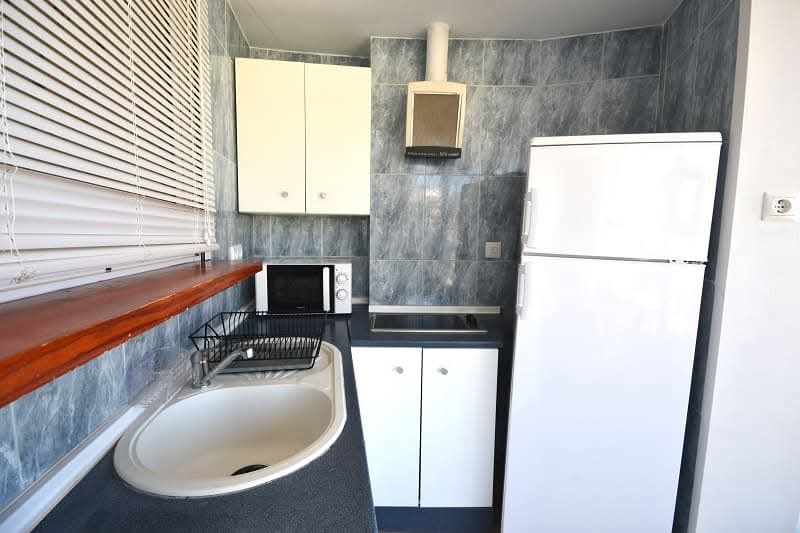 LARGA TEMPORADA . SE ALQUILA DESDE 1.12.25 BONITO APARTAMENTO CON VISTAS AL MAR EN 1ª LINEA DE PLAYA EN BENALMADENA