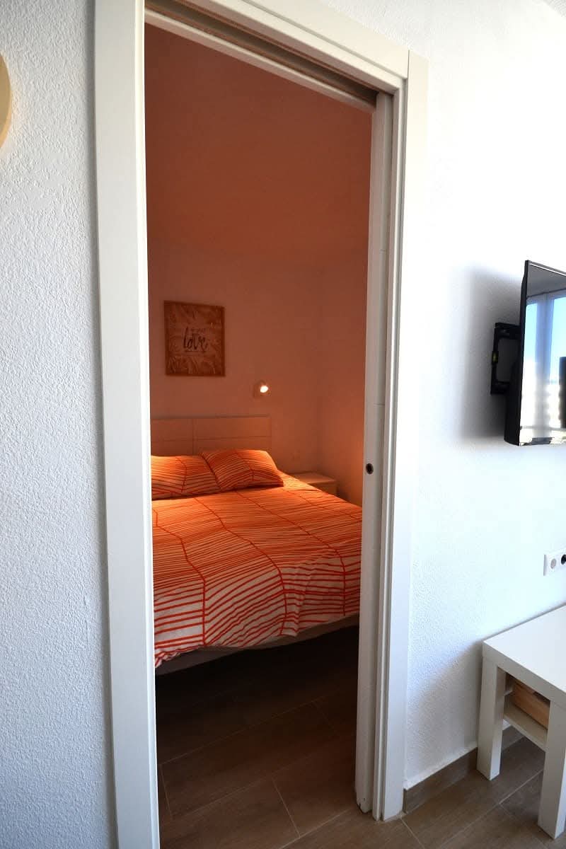 LARGA TEMPORADA . SE ALQUILA DESDE 1.12.25 BONITO APARTAMENTO CON VISTAS AL MAR EN 1ª LINEA DE PLAYA EN BENALMADENA