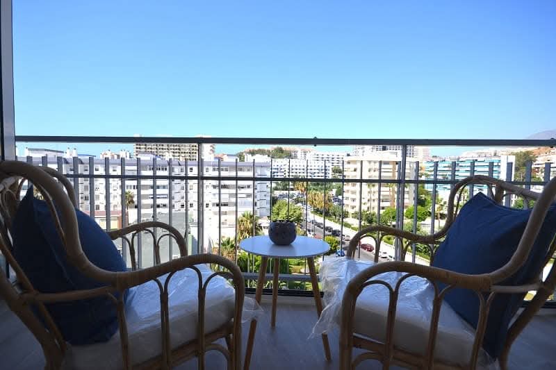 LARGA TEMPORADA . SE ALQUILA DESDE 1.12.25 BONITO APARTAMENTO CON VISTAS AL MAR EN 1ª LINEA DE PLAYA EN BENALMADENA