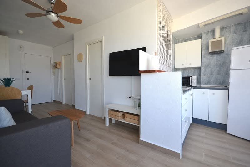 LARGA TEMPORADA . SE ALQUILA DESDE 1.12.25 BONITO APARTAMENTO CON VISTAS AL MAR EN 1ª LINEA DE PLAYA EN BENALMADENA