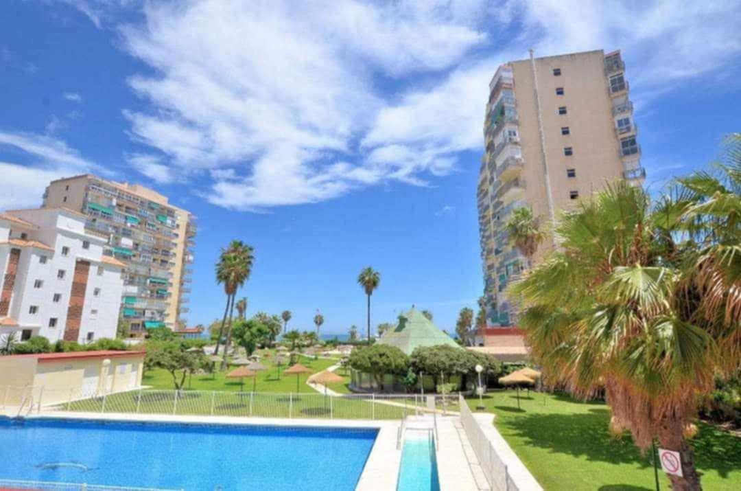 LARGA TEMPORADA . SE ALQUILA DESDE 1.12.25 BONITO APARTAMENTO CON VISTAS AL MAR EN 1ª LINEA DE PLAYA EN BENALMADENA