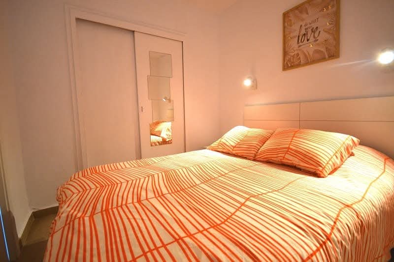 LARGA TEMPORADA . SE ALQUILA DESDE 1.12.25 BONITO APARTAMENTO CON VISTAS AL MAR EN 1ª LINEA DE PLAYA EN BENALMADENA