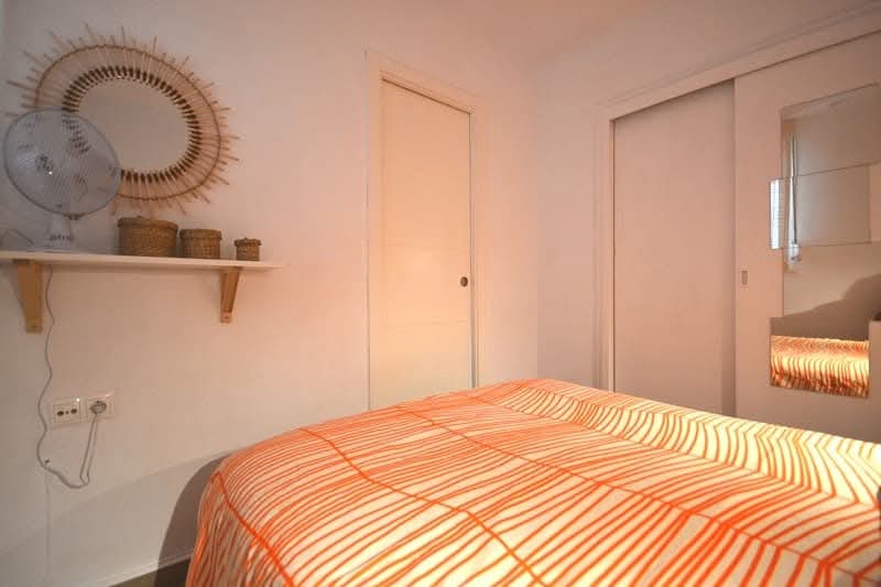 LARGA TEMPORADA . SE ALQUILA DESDE 1.12.25 BONITO APARTAMENTO CON VISTAS AL MAR EN 1ª LINEA DE PLAYA EN BENALMADENA