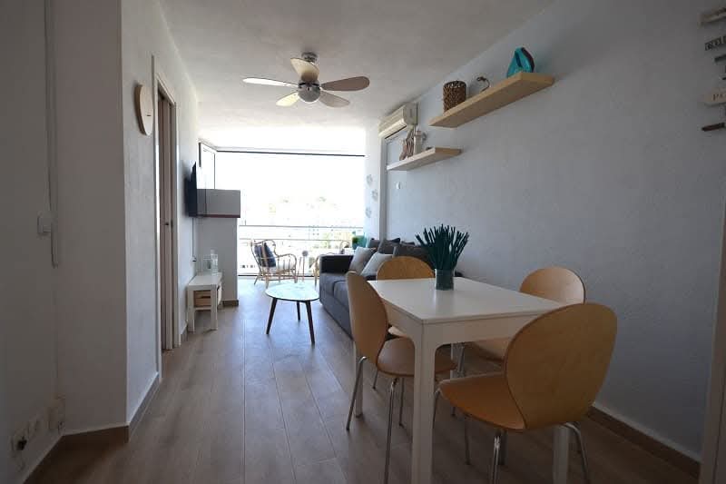 LARGA TEMPORADA . SE ALQUILA DESDE 1.12.25 BONITO APARTAMENTO CON VISTAS AL MAR EN 1ª LINEA DE PLAYA EN BENALMADENA
