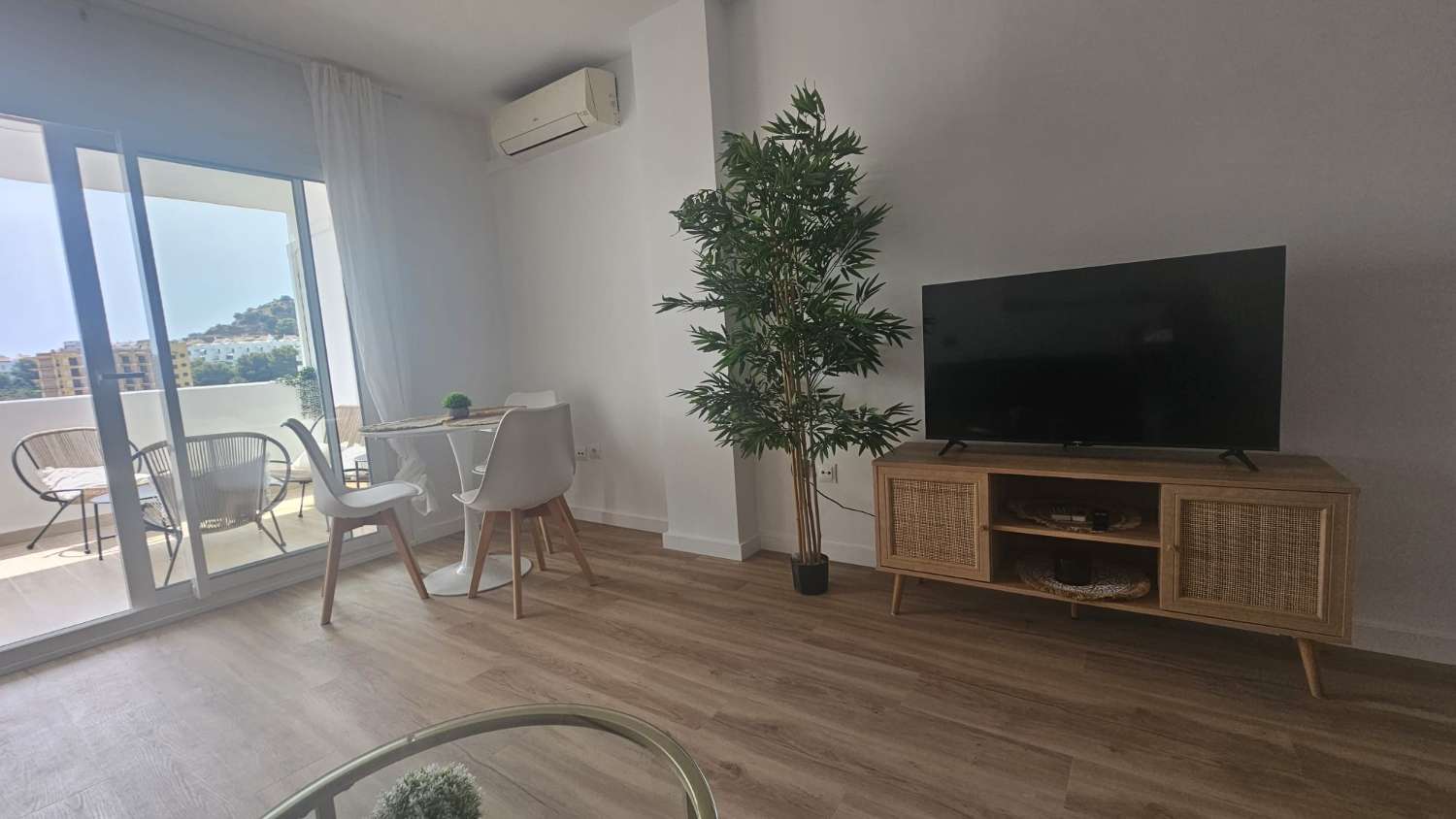 MEDIA  TEMPORADA . SE ALQUILA  DESDE AHORA HASTA 30.6.26 PRECIOSO APARTAMENTO  EN BENALMADENA