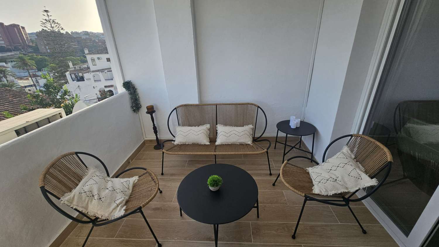 MEDIA  TEMPORADA . SE ALQUILA  DESDE AHORA HASTA 30.6.26 PRECIOSO APARTAMENTO  EN BENALMADENA