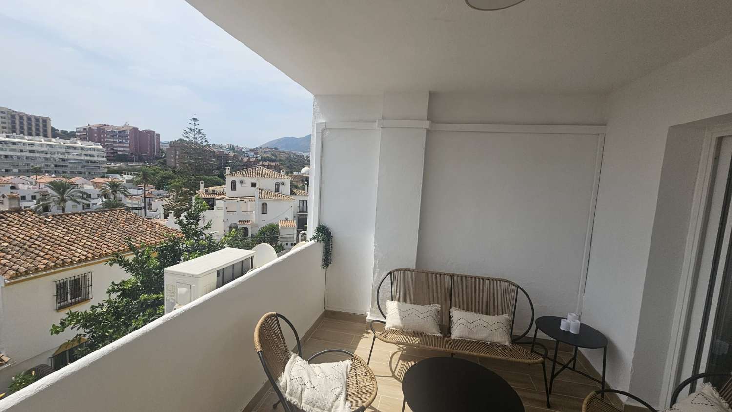 MEDIA  TEMPORADA . SE ALQUILA  DESDE AHORA HASTA 30.6.26 PRECIOSO APARTAMENTO  EN BENALMADENA