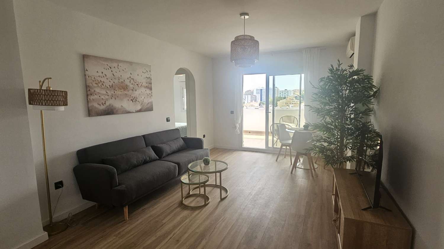 MEDIA  TEMPORADA . SE ALQUILA  DESDE AHORA HASTA 30.6.26 PRECIOSO APARTAMENTO  EN BENALMADENA