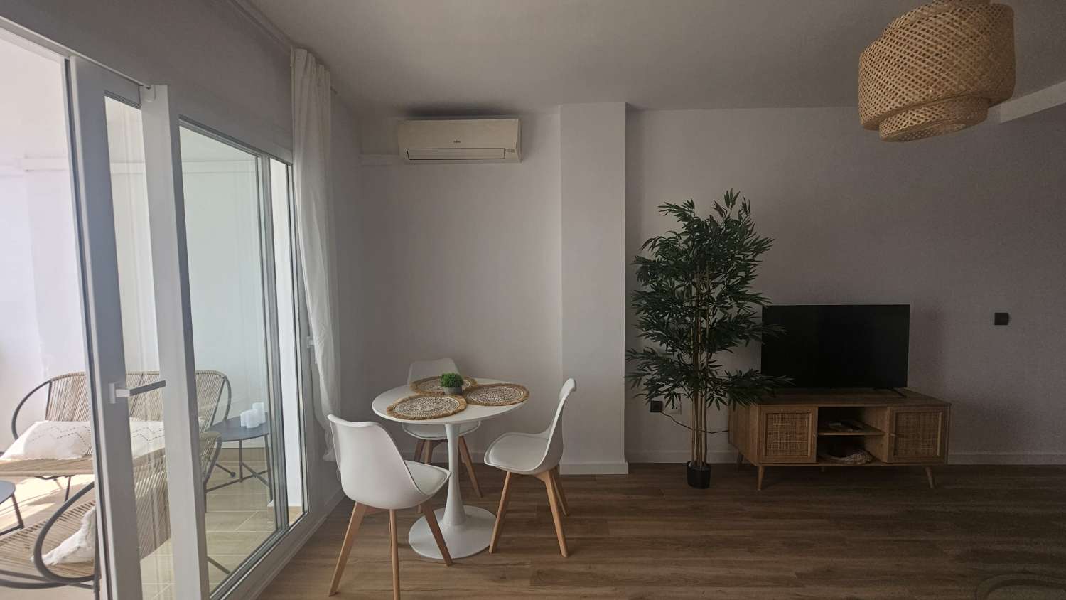 MEDIA  TEMPORADA . SE ALQUILA  DESDE AHORA HASTA 30.6.26 PRECIOSO APARTAMENTO  EN BENALMADENA