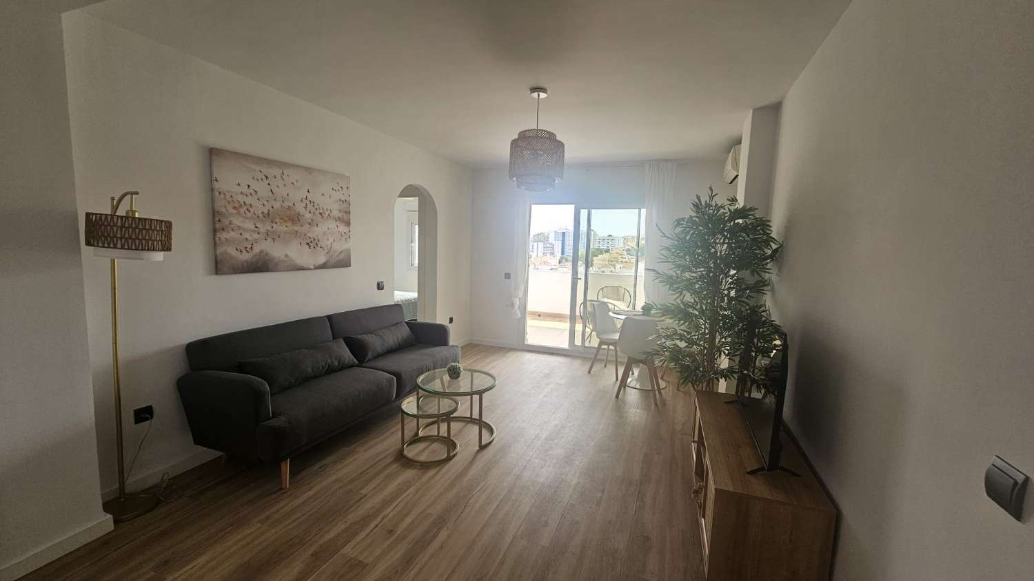 MEDIA  TEMPORADA . SE ALQUILA  DESDE AHORA HASTA 30.6.26 PRECIOSO APARTAMENTO  EN BENALMADENA