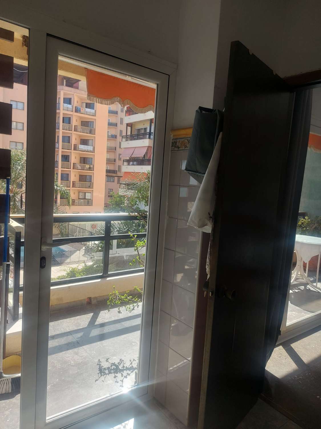 MEDIA TEMPORADA SE ALQUILA DESDE 1.9.25 -30.6.26 PRECIOSO APARTAMENTO EN 1ª LINEA DE PLAYA  CON VISTAS AL MAR  EN LA CARIHUELA ( TORREMOLINOS )