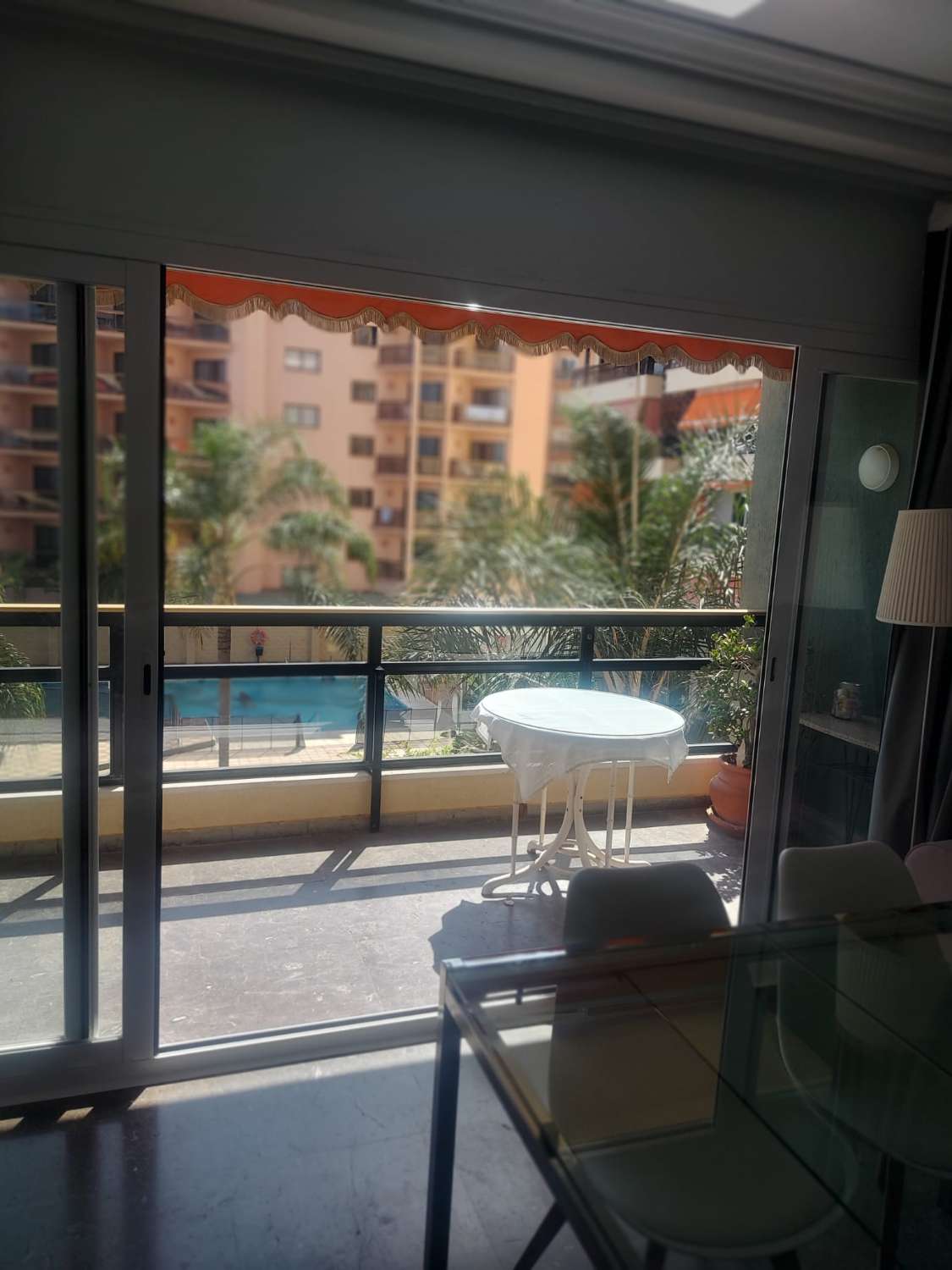 MEDIA TEMPORADA SE ALQUILA DESDE 1.9.25 -30.6.26 PRECIOSO APARTAMENTO EN 1ª LINEA DE PLAYA  CON VISTAS AL MAR  EN LA CARIHUELA ( TORREMOLINOS )
