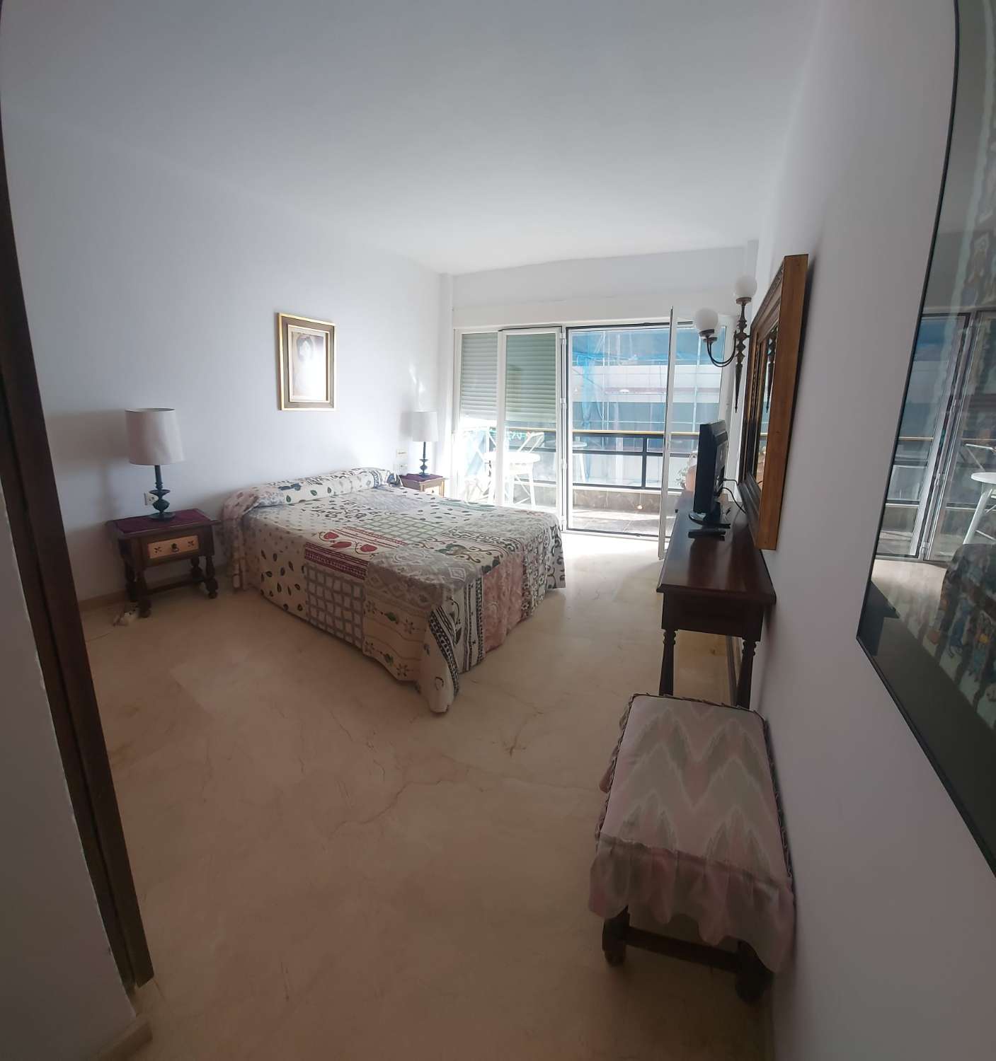 MEDIA TEMPORADA SE ALQUILA DESDE 1.9.25 -30.6.26 PRECIOSO APARTAMENTO EN 1ª LINEA DE PLAYA  CON VISTAS AL MAR  EN LA CARIHUELA ( TORREMOLINOS )