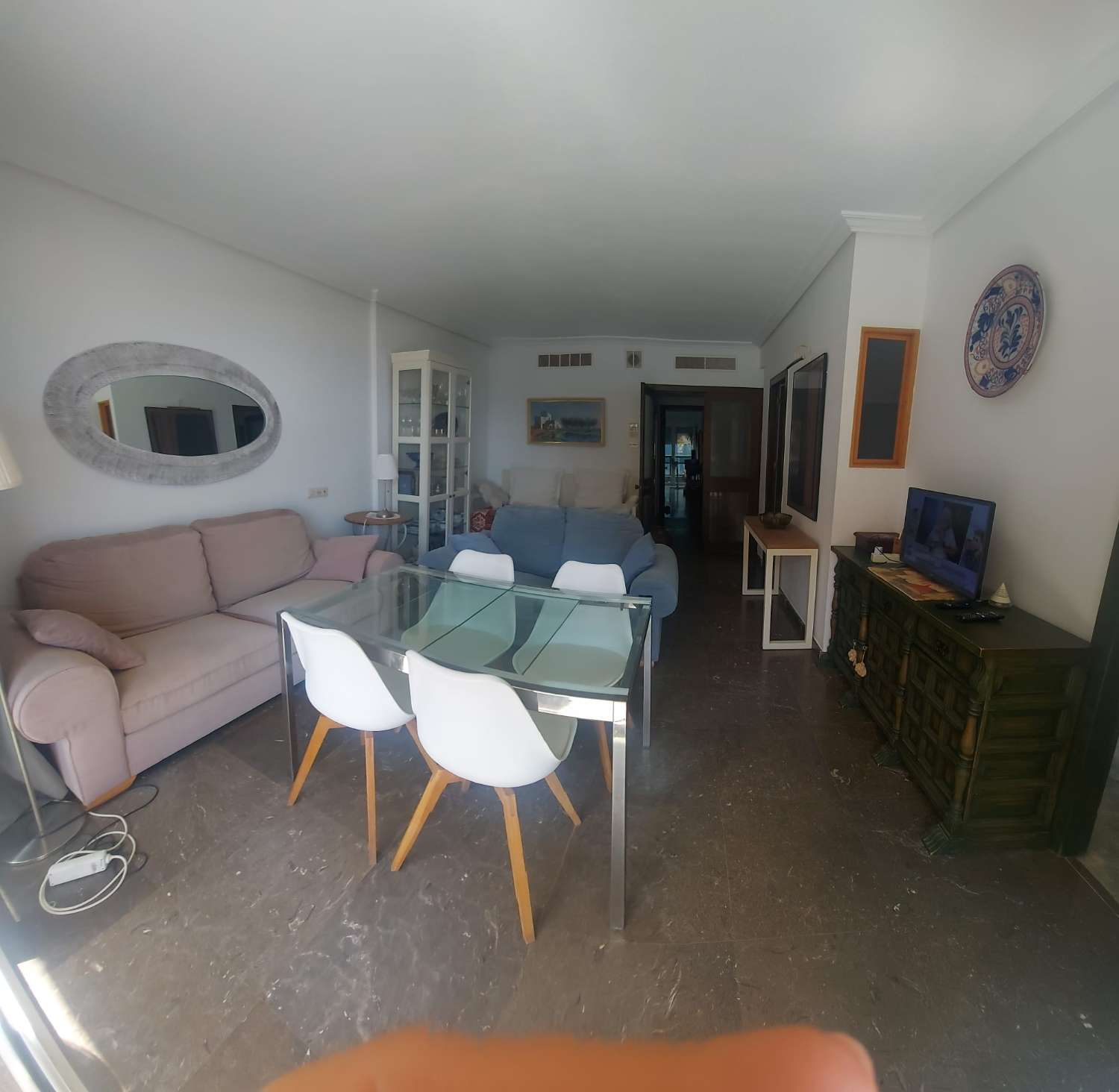 MEDIA TEMPORADA SE ALQUILA DESDE 1.9.25 -30.6.26 PRECIOSO APARTAMENTO EN 1ª LINEA DE PLAYA  CON VISTAS AL MAR  EN LA CARIHUELA ( TORREMOLINOS )