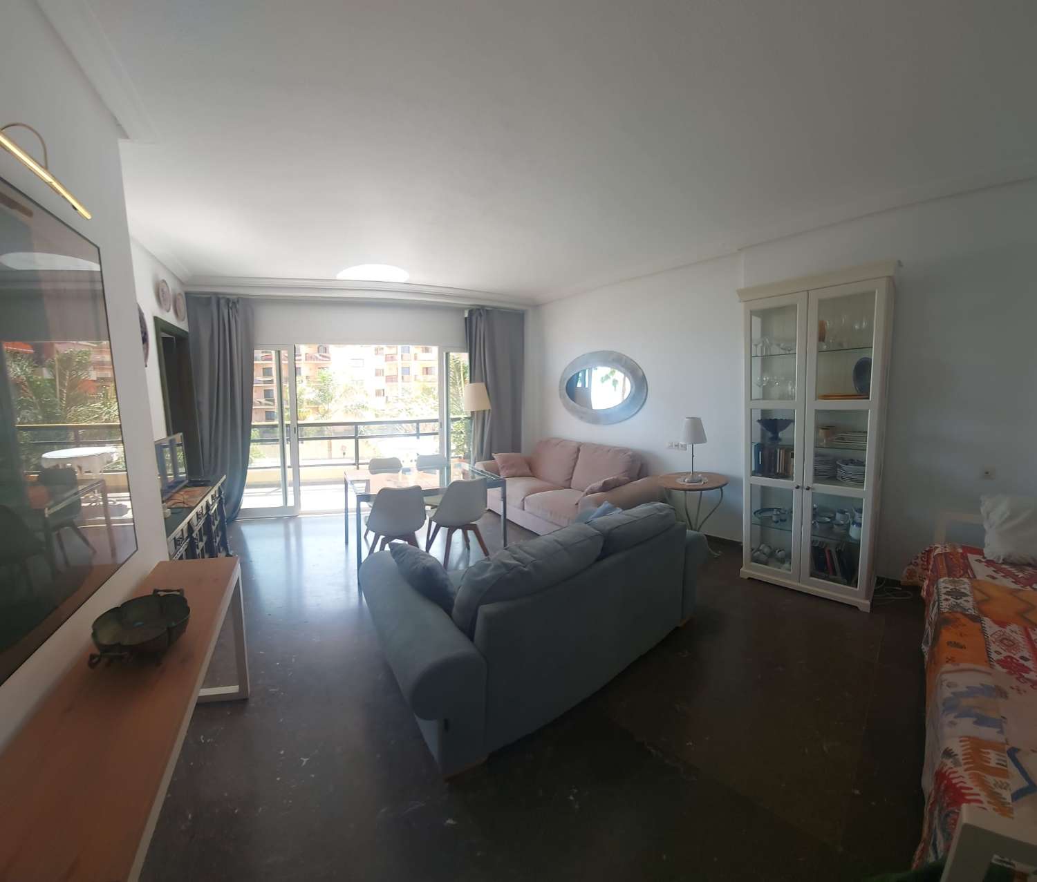 MEDIA TEMPORADA SE ALQUILA DESDE 1.9.25 -30.6.26 PRECIOSO APARTAMENTO EN 1ª LINEA DE PLAYA  CON VISTAS AL MAR  EN LA CARIHUELA ( TORREMOLINOS )