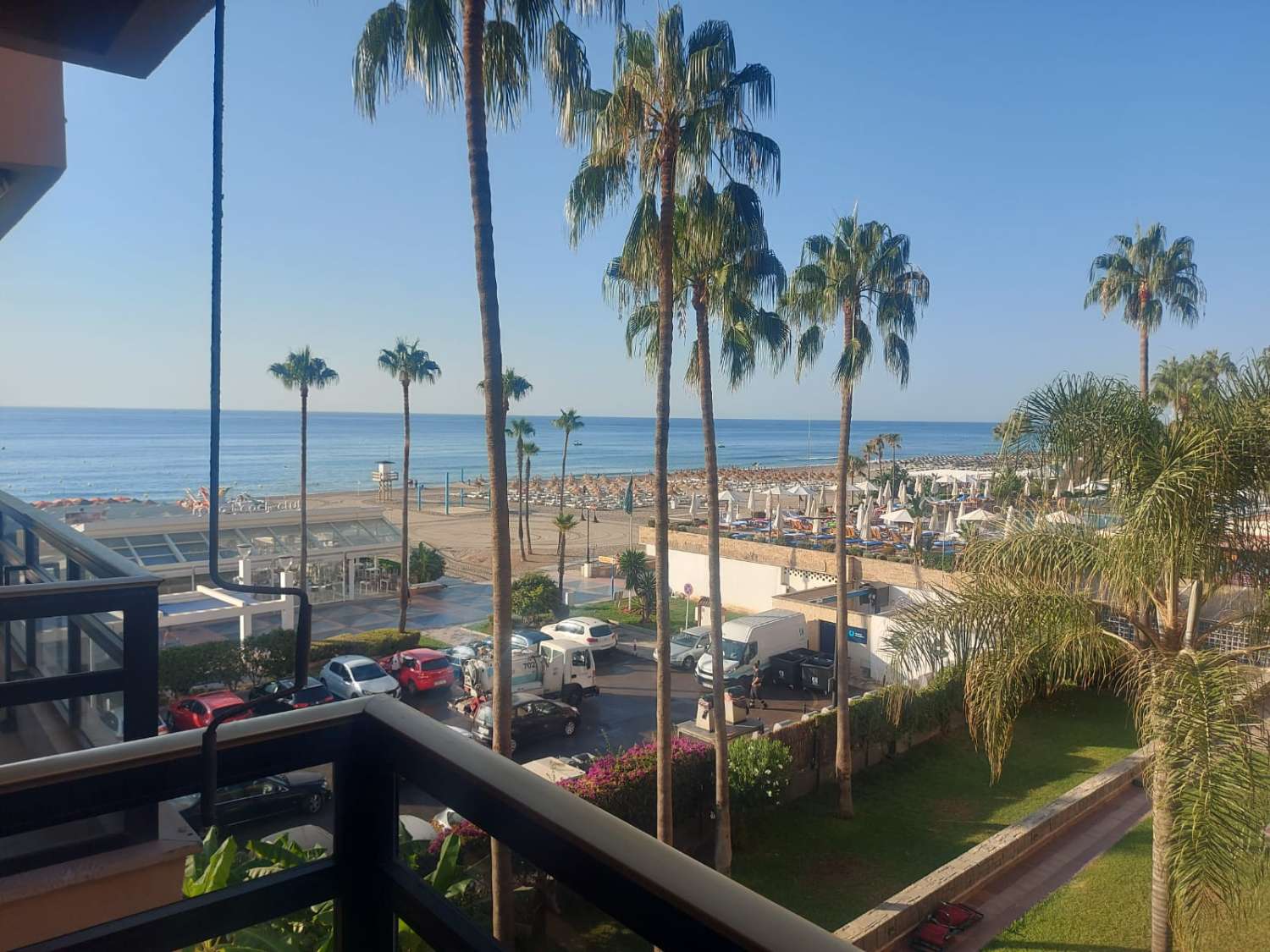 MEDIA TEMPORADA SE ALQUILA DESDE 1.9.25 -30.6.26 PRECIOSO APARTAMENTO EN 1ª LINEA DE PLAYA  CON VISTAS AL MAR  EN LA CARIHUELA ( TORREMOLINOS )