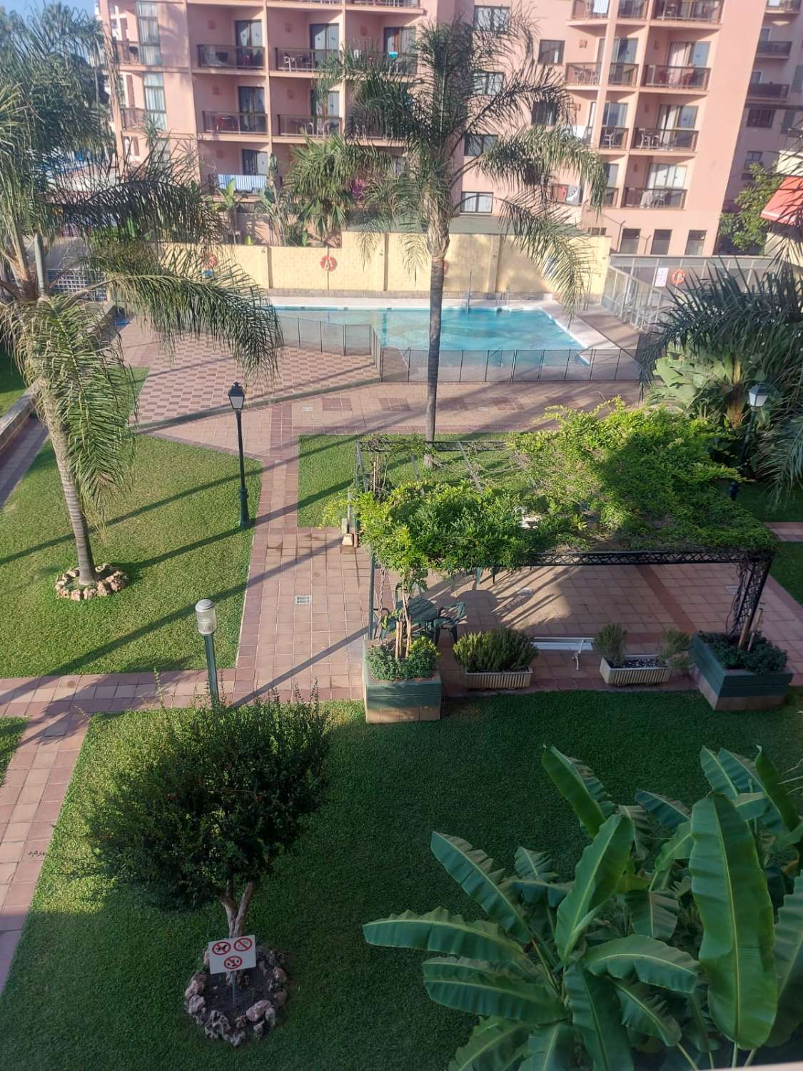 MEDIA TEMPORADA SE ALQUILA DESDE 1.9.25 -30.6.26 PRECIOSO APARTAMENTO EN 1ª LINEA DE PLAYA  CON VISTAS AL MAR  EN LA CARIHUELA ( TORREMOLINOS )