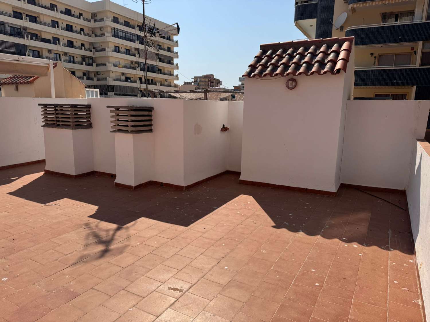 KAUNIS KATTOHUONEISTO MYYTÄVÄNÄ VENESATAMA-ALUEELLA MERINÄKÖALALLA (FUENGIROLA)
