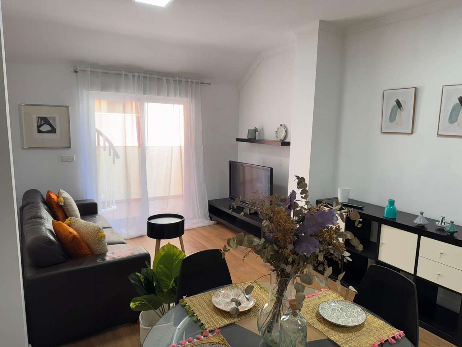 KAUNIS KATTOHUONEISTO MYYTÄVÄNÄ VENESATAMA-ALUEELLA MERINÄKÖALALLA (FUENGIROLA)