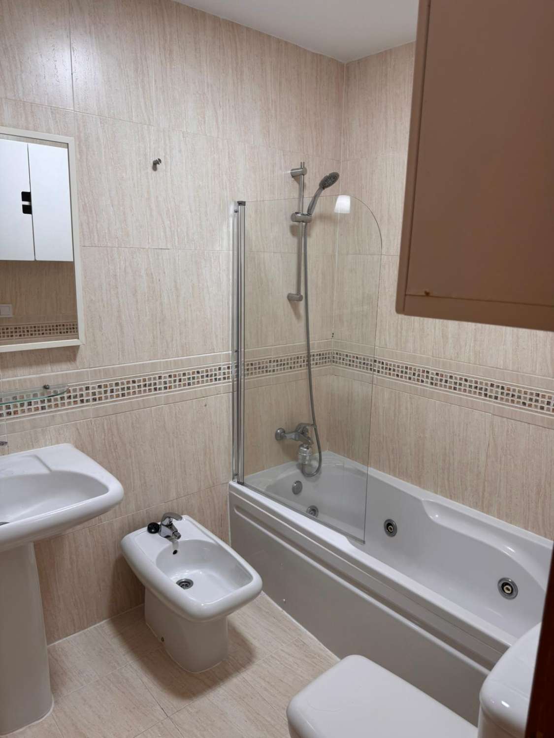 KAUNIS KATTOHUONEISTO MYYTÄVÄNÄ VENESATAMA-ALUEELLA MERINÄKÖALALLA (FUENGIROLA)
