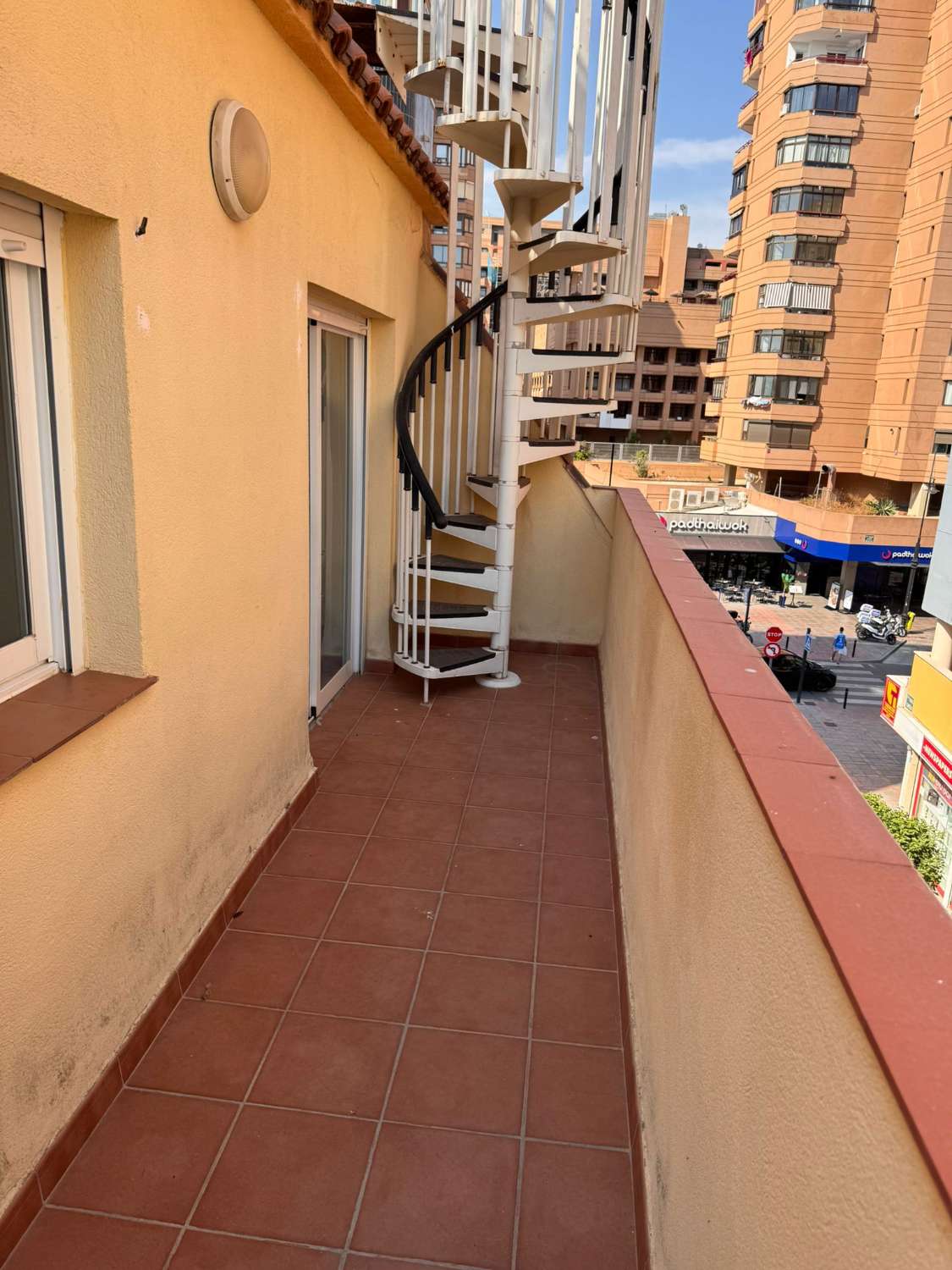 KAUNIS KATTOHUONEISTO MYYTÄVÄNÄ VENESATAMA-ALUEELLA MERINÄKÖALALLA (FUENGIROLA)