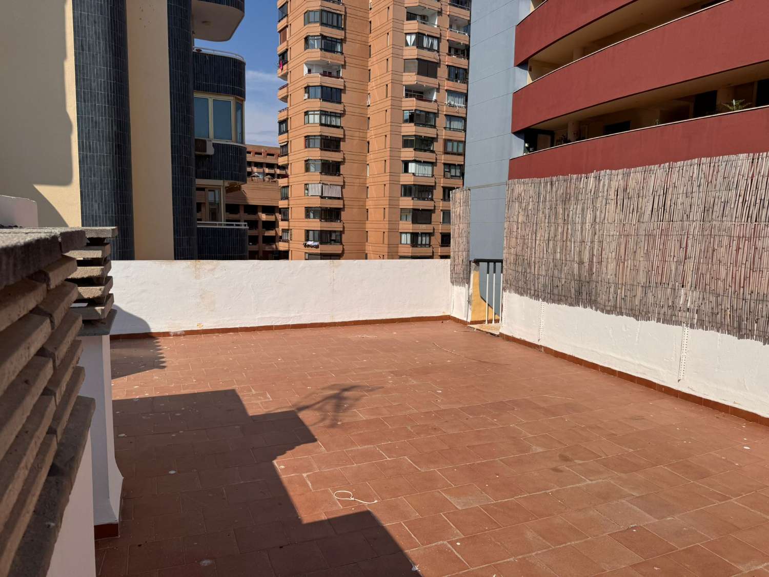 KAUNIS KATTOHUONEISTO MYYTÄVÄNÄ VENESATAMA-ALUEELLA MERINÄKÖALALLA (FUENGIROLA)