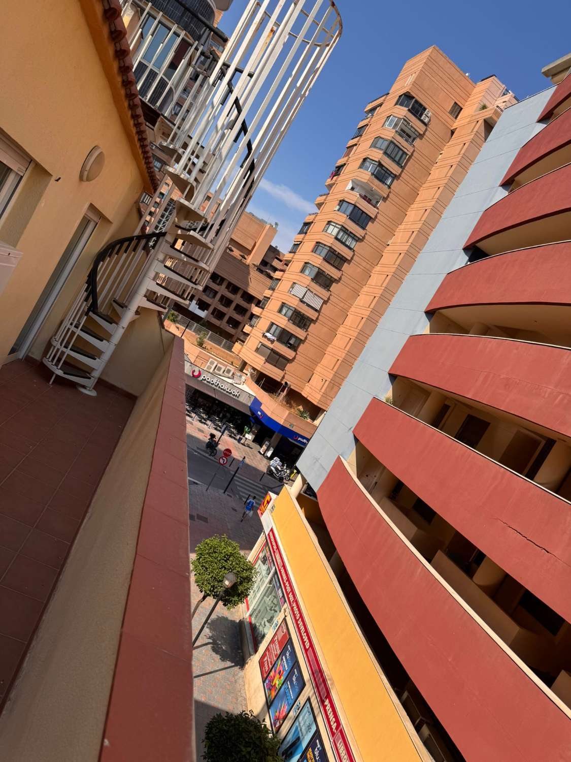 KAUNIS KATTOHUONEISTO MYYTÄVÄNÄ VENESATAMA-ALUEELLA MERINÄKÖALALLA (FUENGIROLA)