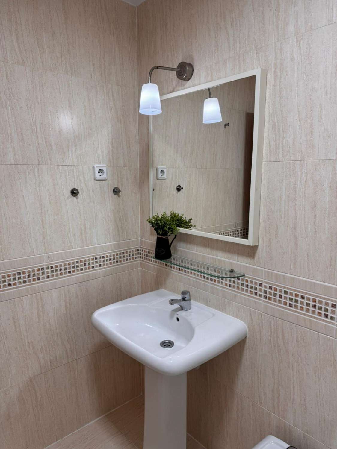 KAUNIS KATTOHUONEISTO MYYTÄVÄNÄ VENESATAMA-ALUEELLA MERINÄKÖALALLA (FUENGIROLA)