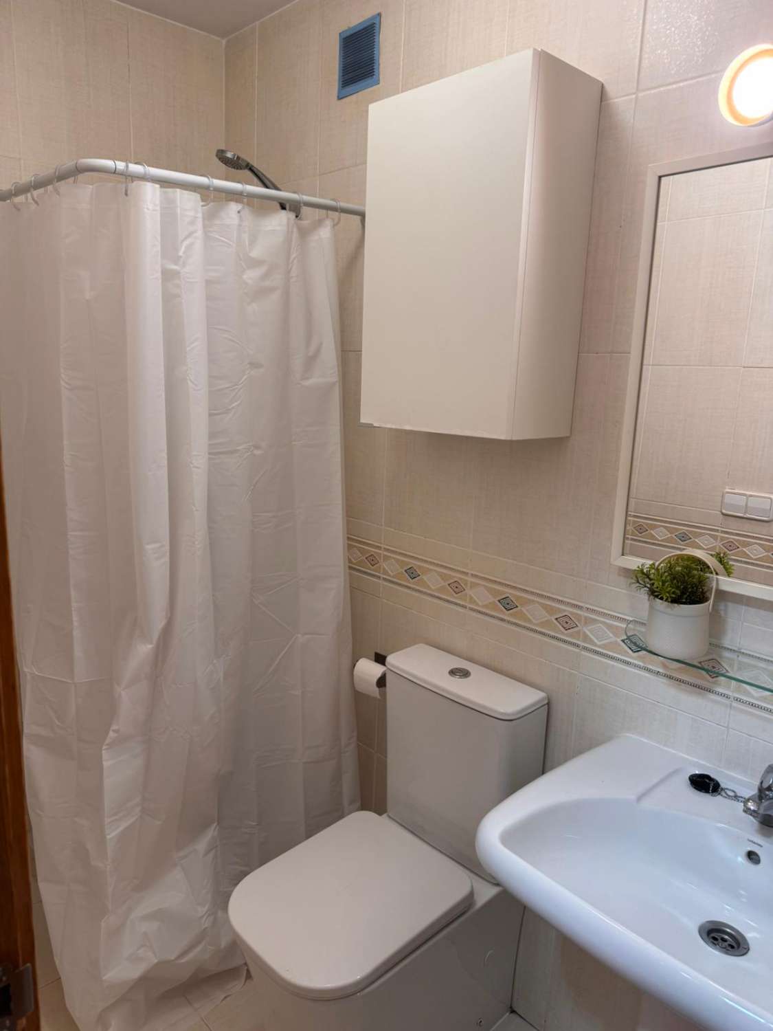 KAUNIS KATTOHUONEISTO MYYTÄVÄNÄ VENESATAMA-ALUEELLA MERINÄKÖALALLA (FUENGIROLA)