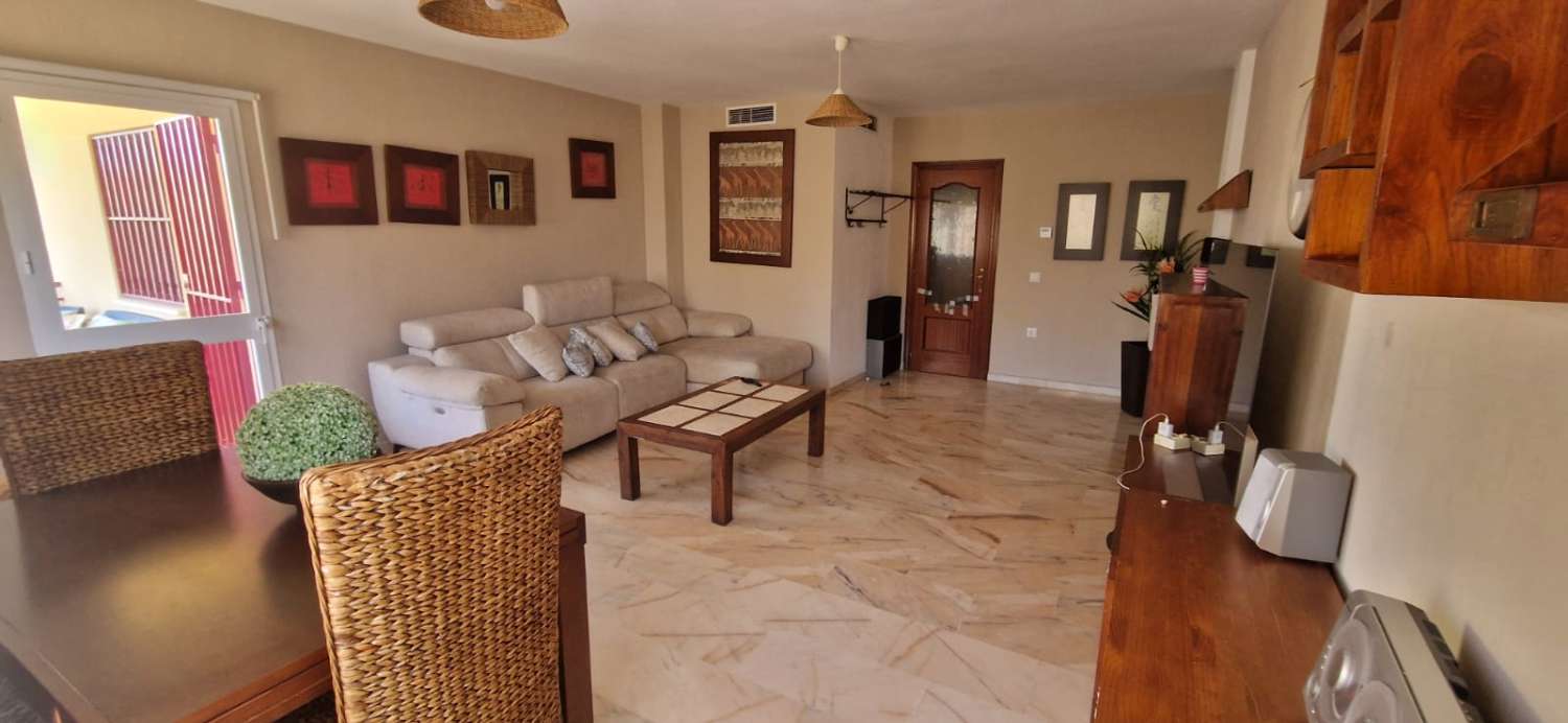 Se alquila MEDIA TEMPORADA desde ahora hasta 30/06/26 bonito apartamento en Benalmádena Costa a 100 metros de la playa.
