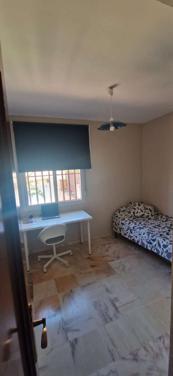 Se alquila MEDIA TEMPORADA desde ahora hasta 30/06/26 bonito apartamento en Benalmádena Costa a 100 metros de la playa.