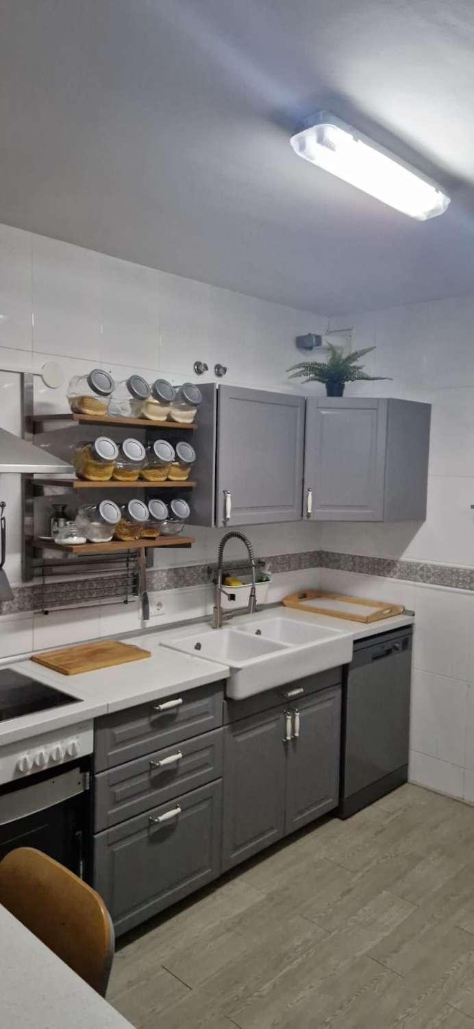 Se alquila MEDIA TEMPORADA desde ahora hasta 30/06/26 bonito apartamento en Benalmádena Costa a 100 metros de la playa.