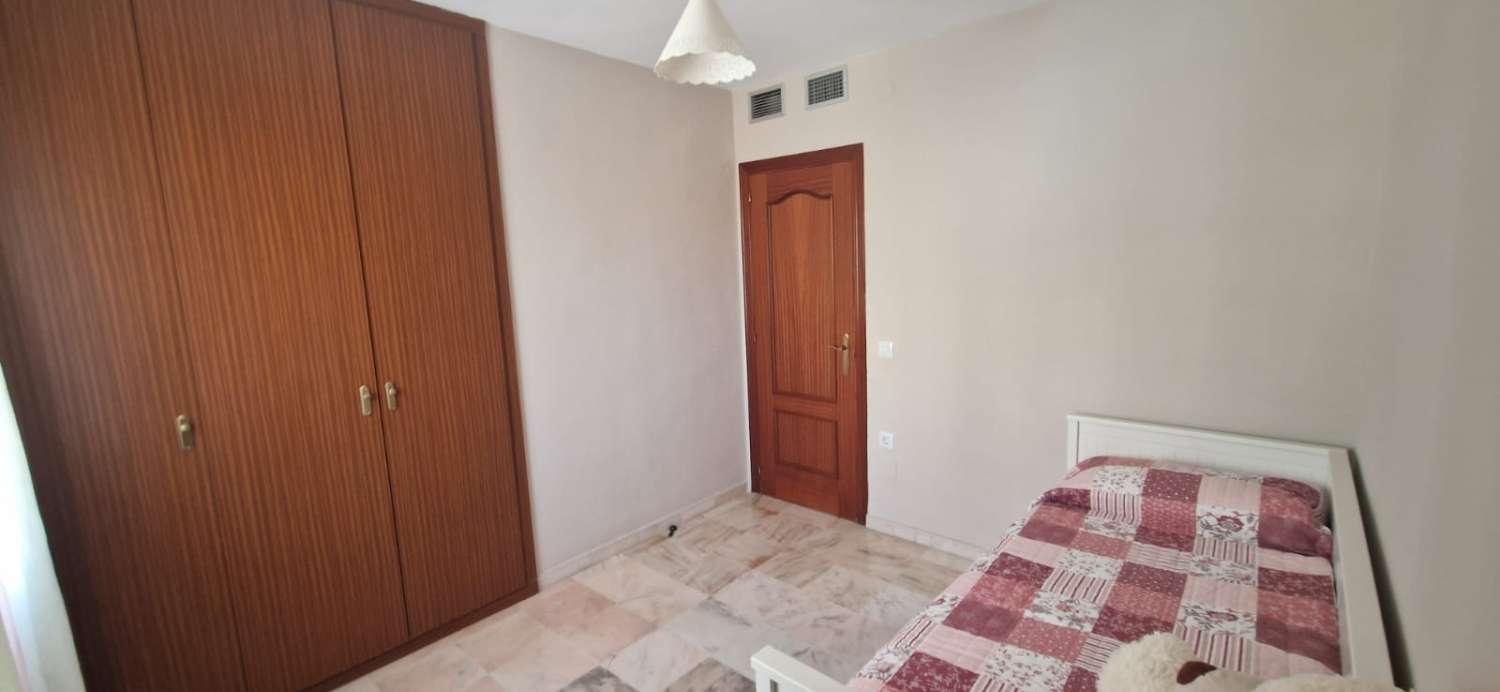 Se alquila MEDIA TEMPORADA desde ahora hasta 30/06/26 bonito apartamento en Benalmádena Costa a 100 metros de la playa.
