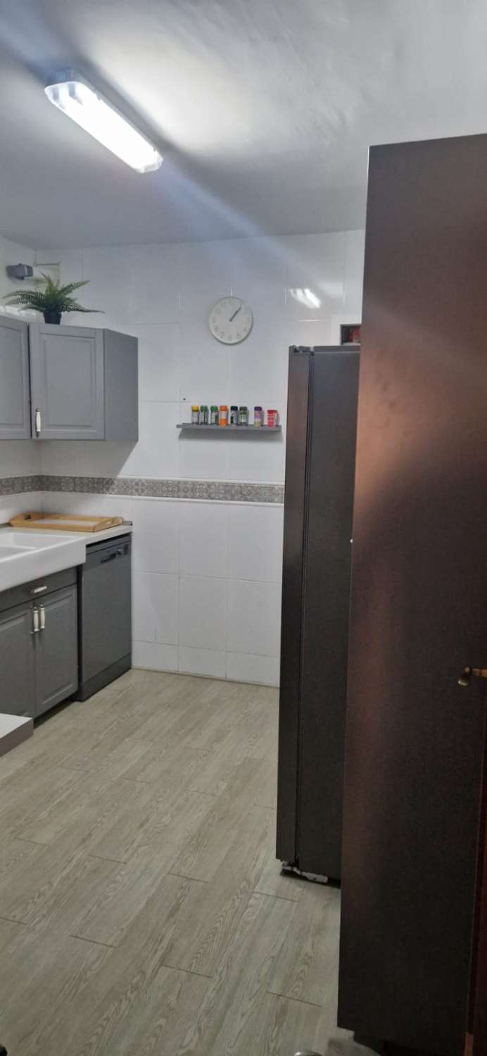 Se alquila MEDIA TEMPORADA desde ahora hasta 30/06/26 bonito apartamento en Benalmádena Costa a 100 metros de la playa.