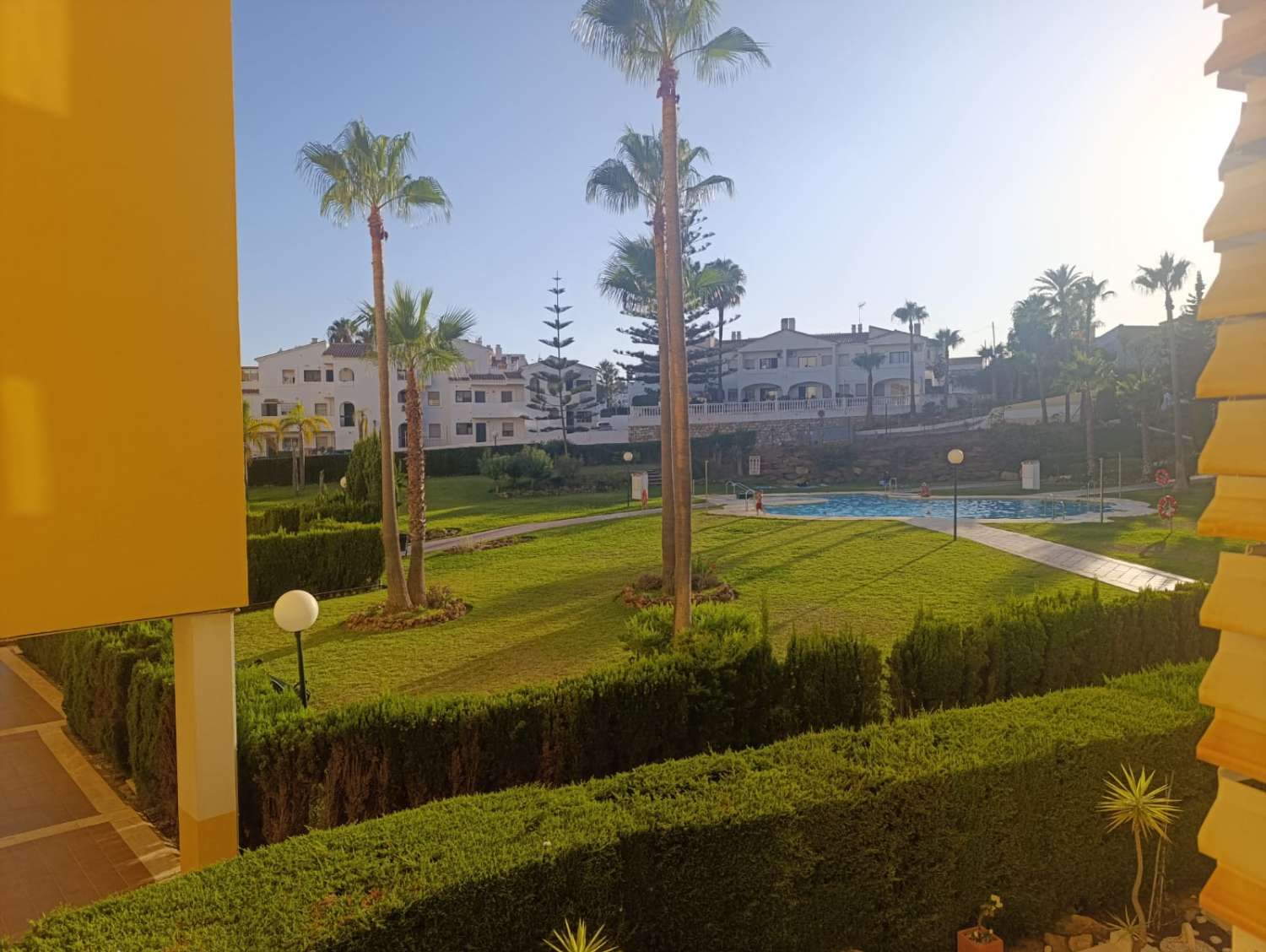MEDIA TEMPORADA . SE ALQUILA DESDE 3.9.25-30.6.26 PRECIOSO APARTAMENTO CON VISTAS AL MAR EN  MIJAS COSTA