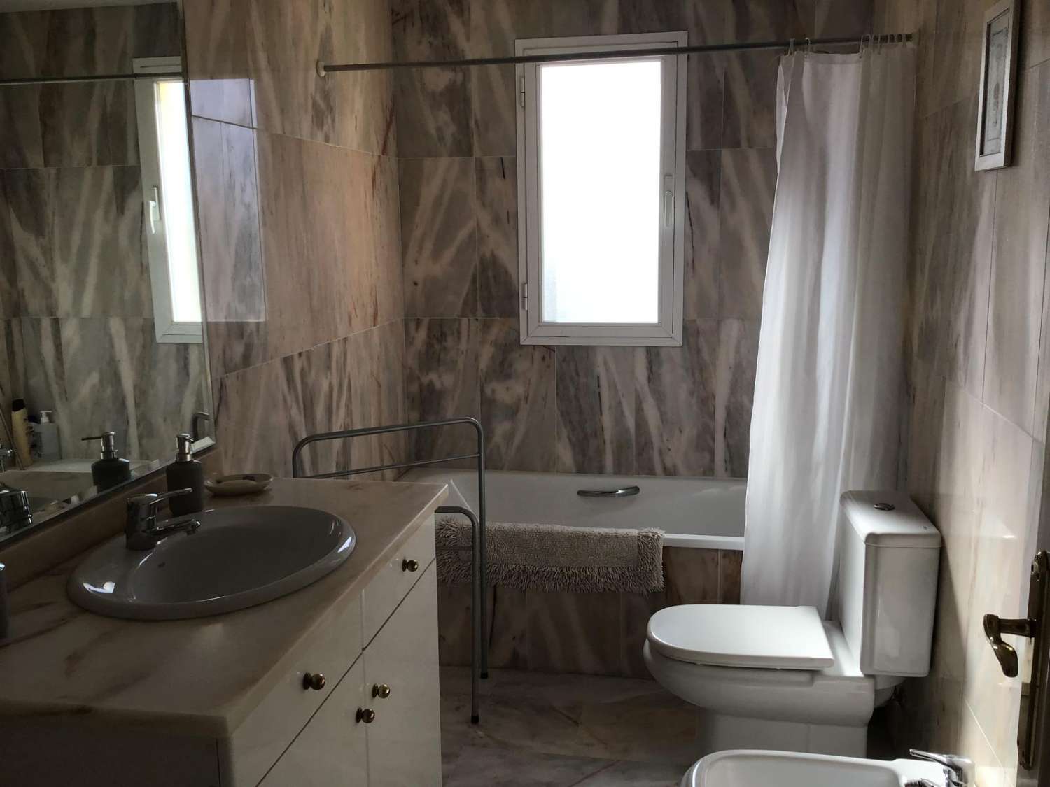 MEDIA TEMPORADA . SE ALQUILA DESDE 3.9.25-30.6.26 PRECIOSO APARTAMENTO CON VISTAS AL MAR EN  MIJAS COSTA