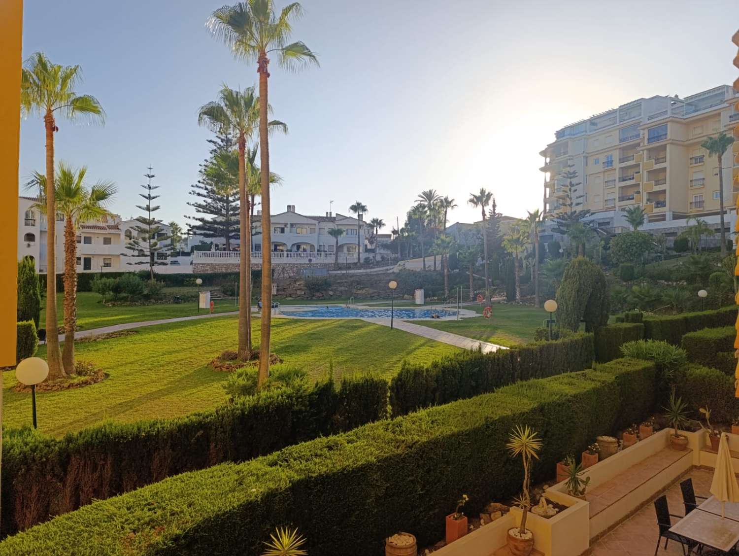 MEDIA TEMPORADA . SE ALQUILA DESDE 3.9.25-30.6.26 PRECIOSO APARTAMENTO CON VISTAS AL MAR EN  MIJAS COSTA