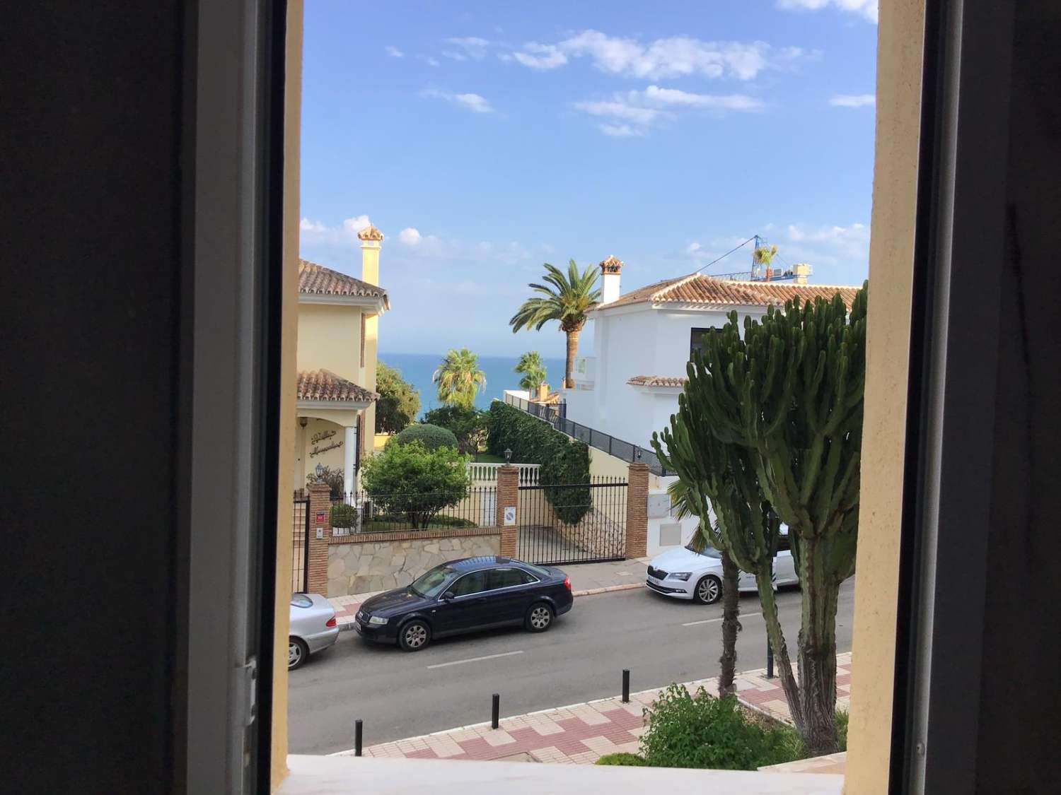 MEDIA TEMPORADA . SE ALQUILA DESDE 3.9.25-30.6.26 PRECIOSO APARTAMENTO CON VISTAS AL MAR EN  MIJAS COSTA