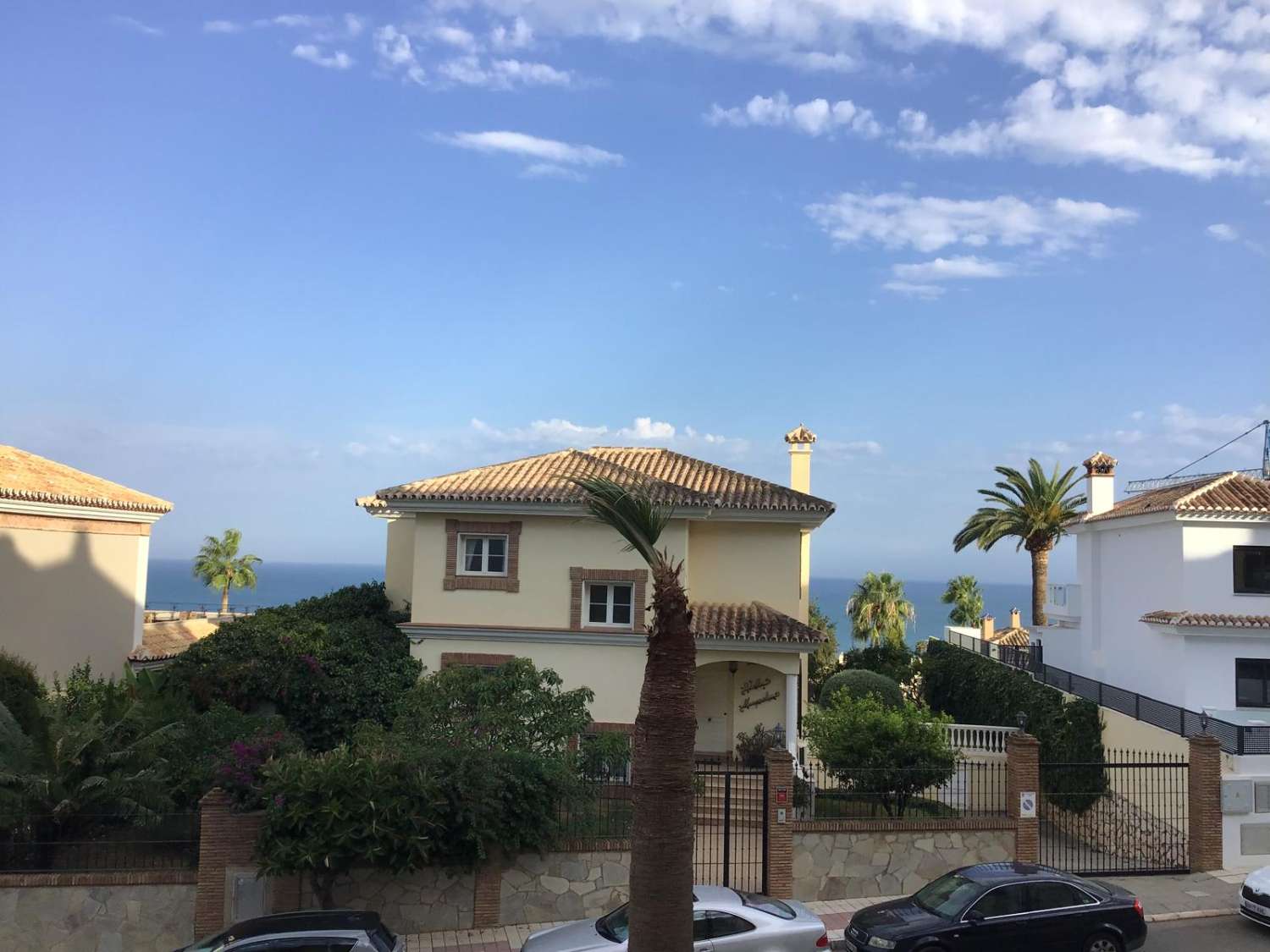 MEDIA TEMPORADA . SE ALQUILA DESDE 3.9.25-30.6.26 PRECIOSO APARTAMENTO CON VISTAS AL MAR EN  MIJAS COSTA