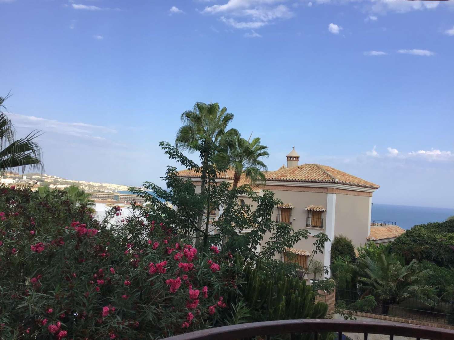 MEDIA TEMPORADA . SE ALQUILA DESDE 3.9.25-30.6.26 PRECIOSO APARTAMENTO CON VISTAS AL MAR EN  MIJAS COSTA