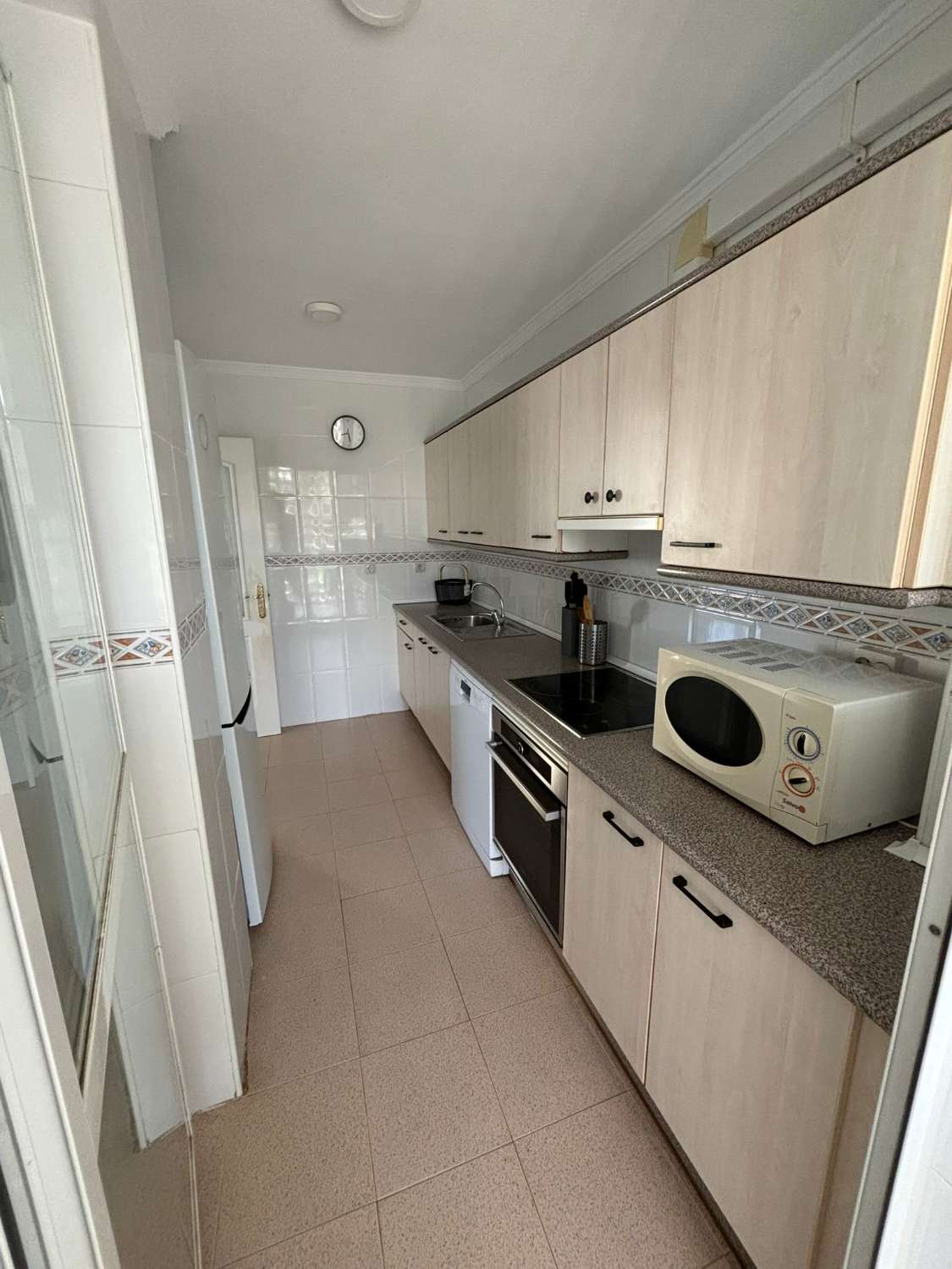 MEDIA TEMPORADA . SE ALQUILA DESDE 3.9.25-30.6.26 BONITO APARTAMENTO  EN LA CARIHUELA (TORREMOLINOS)
