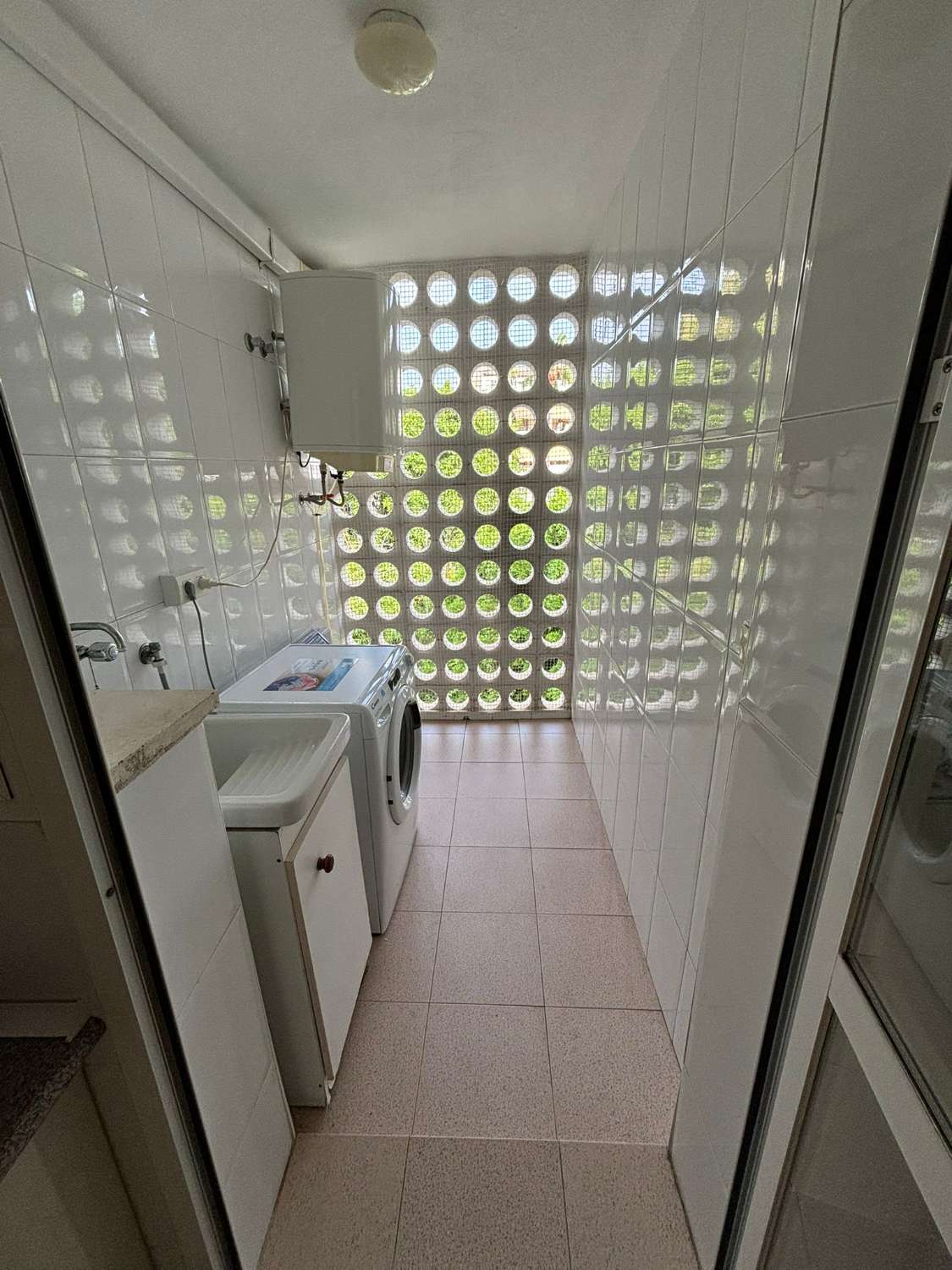 MEDIA TEMPORADA . SE ALQUILA DESDE 3.9.25-30.6.26 BONITO APARTAMENTO  EN LA CARIHUELA (TORREMOLINOS)