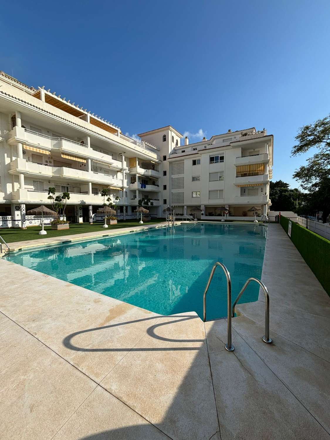 MEDIA TEMPORADA . SE ALQUILA DESDE 3.9.25-30.6.26 BONITO APARTAMENTO  EN LA CARIHUELA (TORREMOLINOS)