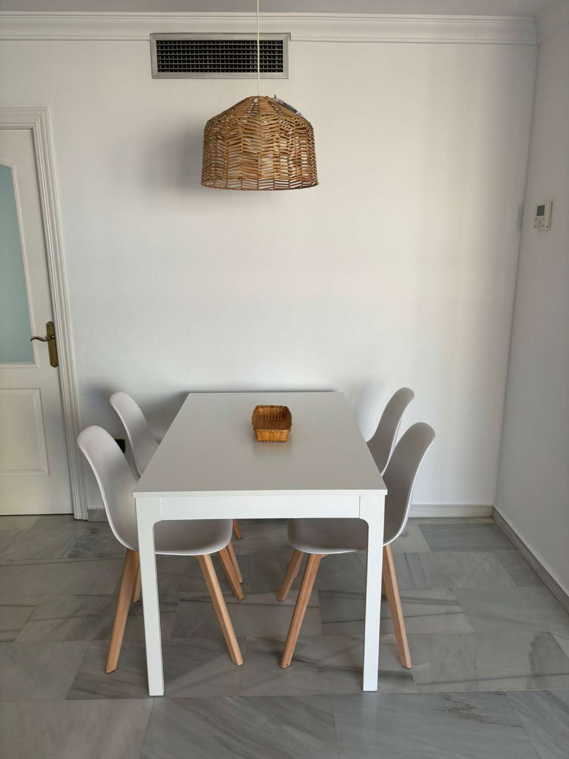 MEDIA TEMPORADA . SE ALQUILA DESDE 3.9.25-30.6.26 BONITO APARTAMENTO  EN LA CARIHUELA (TORREMOLINOS)