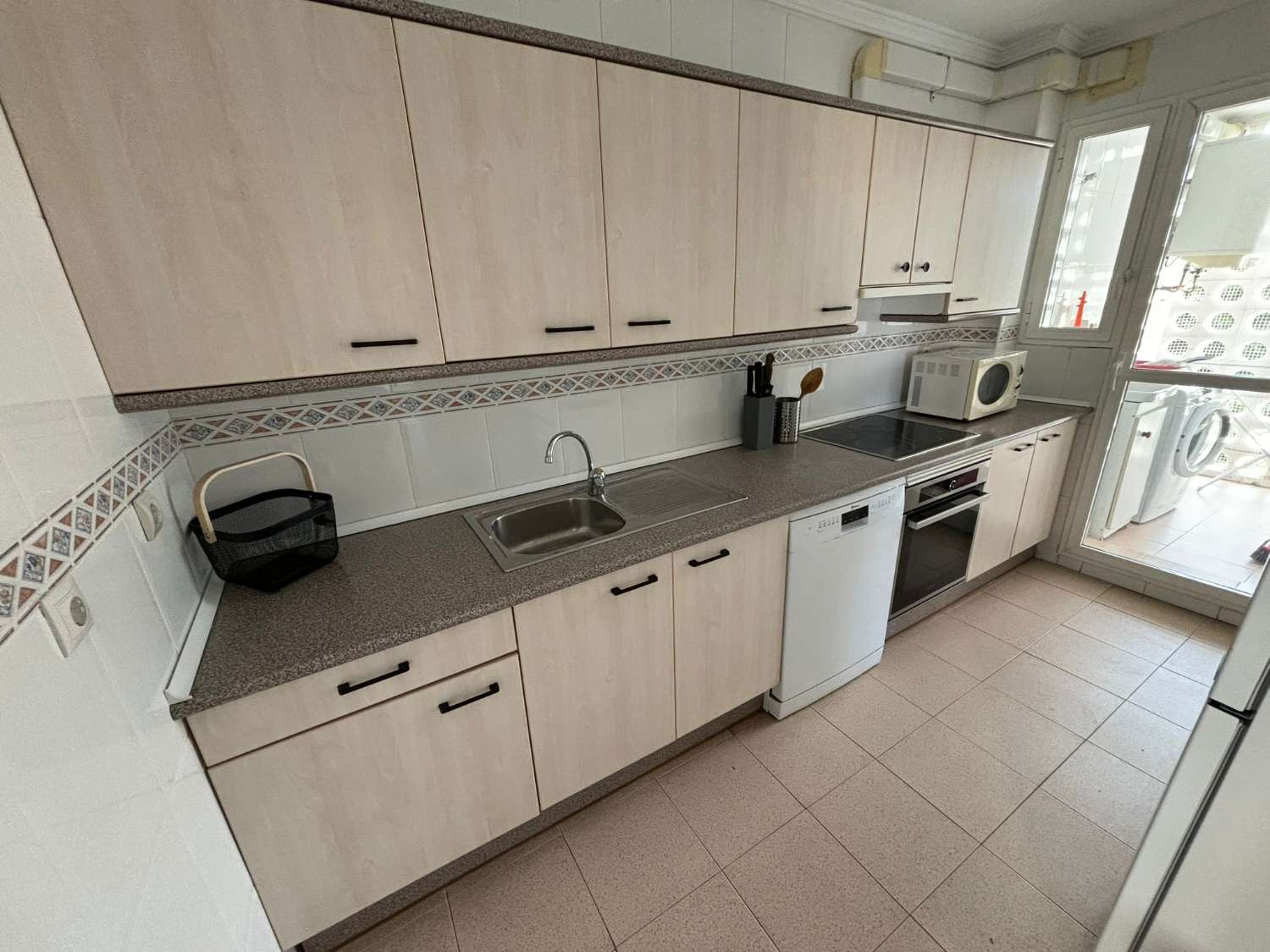 MEDIA TEMPORADA . SE ALQUILA DESDE 3.9.25-30.6.26 BONITO APARTAMENTO  EN LA CARIHUELA (TORREMOLINOS)