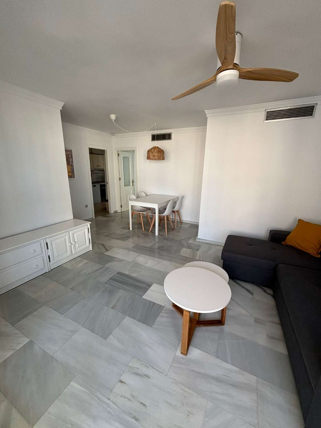 MEDIA TEMPORADA . SE ALQUILA DESDE 3.9.25-30.6.26 BONITO APARTAMENTO  EN LA CARIHUELA (TORREMOLINOS)