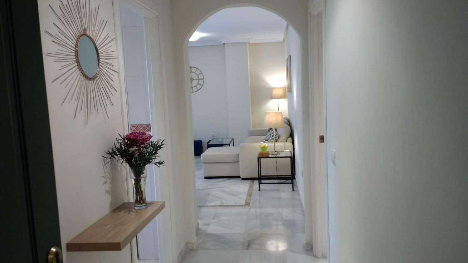 MEDIA TEMPORADA SE ALQUILA DE 4.9.25-30.6.26 BONITO APARTAMENTO CON VISTAS AL MAR  EN MARBELLA
