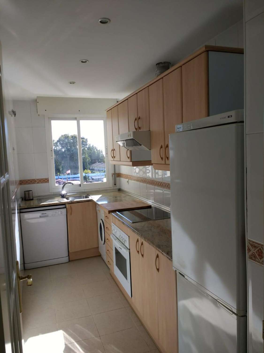 MEDIA TEMPORADA SE ALQUILA DE 4.9.25-30.6.26 BONITO APARTAMENTO CON VISTAS AL MAR  EN MARBELLA