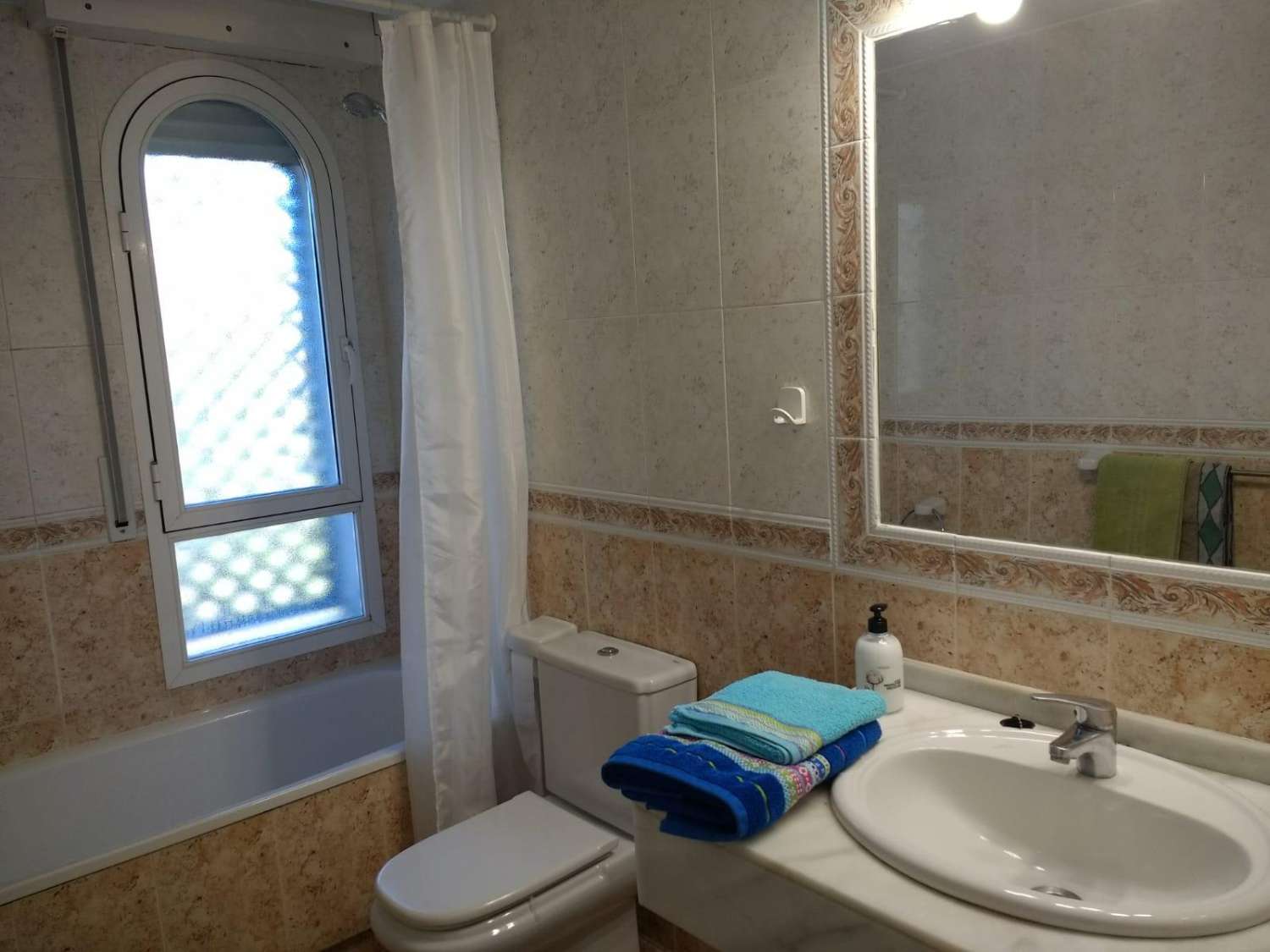 MEDIA TEMPORADA SE ALQUILA DE 4.9.25-30.6.26 BONITO APARTAMENTO CON VISTAS AL MAR  EN MARBELLA